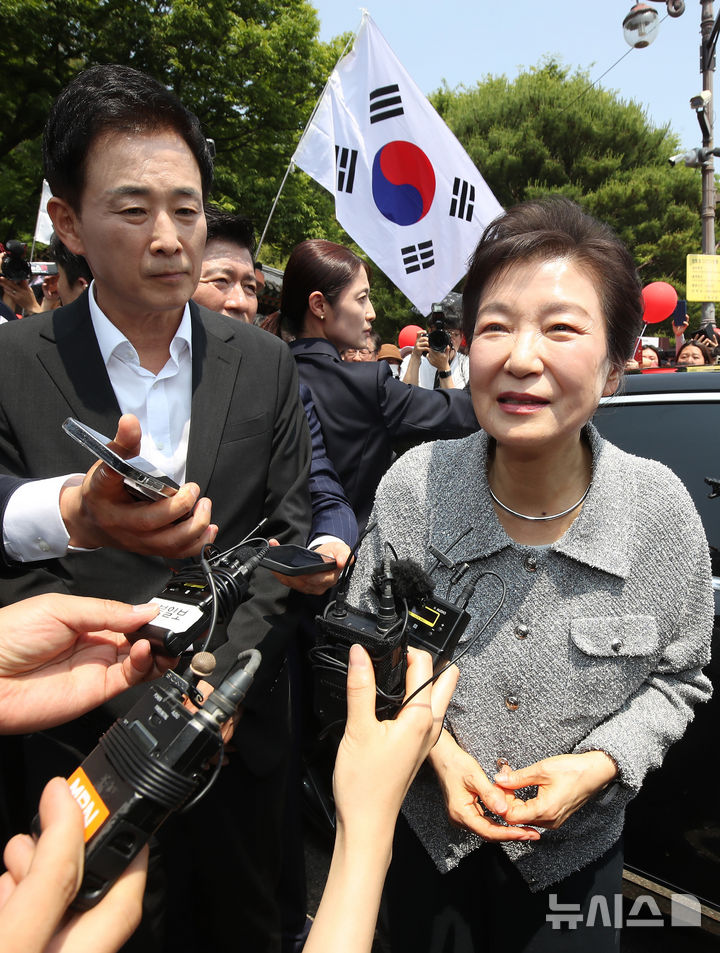 [구미=뉴시스] 이무열 기자 = 박근혜 전 대통령이 27일 경북 구미시 상모동 박정희 전 대통령 생가를 찾아 참배한 뒤 소회를 밝히고 있다. 2025.05.27. lmy@newsis.com