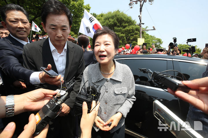 [구미=뉴시스] 이무열 기자 = 박근혜 전 대통령이 27일 경북 구미시 상모동 박정희 전 대통령 생가를 찾아 참배한 뒤 소회를 밝히고 있다. 2025.05.27. lmy@newsis.com