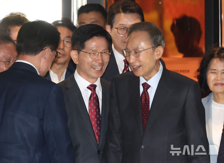 [서울=뉴시스] 고승민 기자 = 김문수 국민의힘 대선 후보와 이명박 전 대통령이 27일 서울 여의도 켄싱턴 호텔 로비에서 만나 오찬장으로 향하고 있다. 2025.05.27. kkssmm99@newsis.com