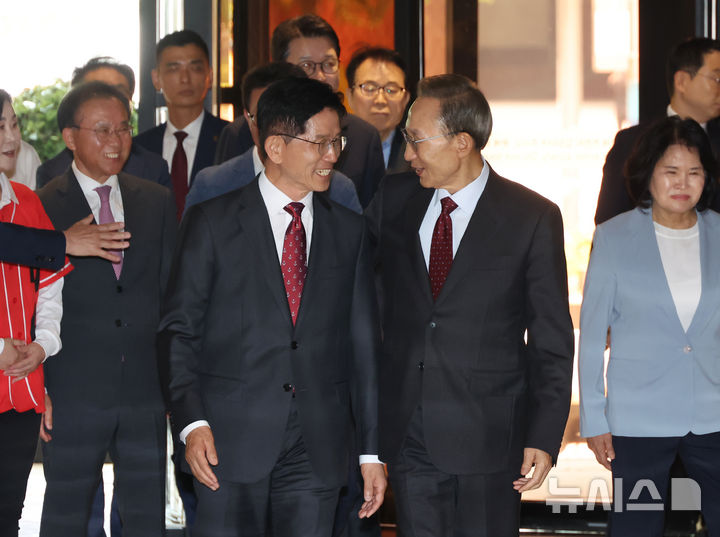 [서울=뉴시스] 고승민 기자 = 김문수 국민의힘 대선 후보와 이명박 전 대통령이 27일 서울 여의도 켄싱턴 호텔 로비에서 만나 오찬장으로 향하고 있다. 2025.05.27. kkssmm99@newsis.com