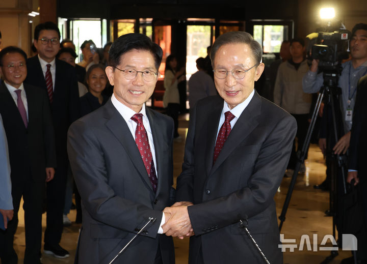 [서울=뉴시스] 고승민 기자 = 김문수 국민의힘 대선 후보와 이명박 전 대통령이 27일 서울 여의도 켄싱턴 호텔 로비에서 만나 오찬장으로 향하기 전 포즈를 취하고 있다. 2025.05.27. kkssmm99@newsis.com