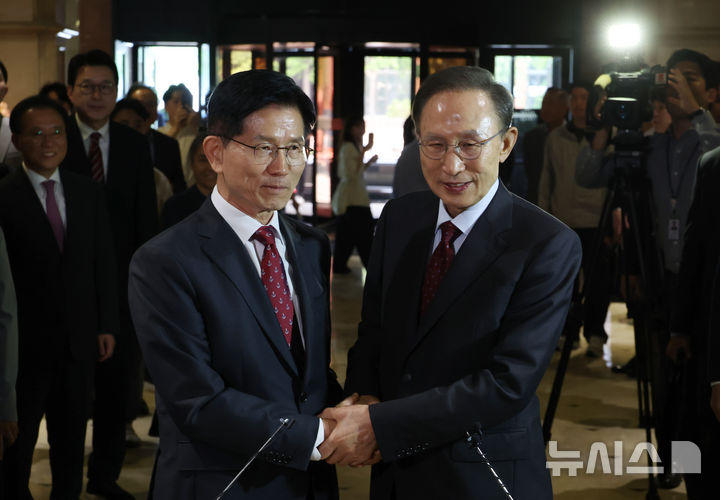[서울=뉴시스] 고승민 기자 = 김문수 국민의힘 대선 후보와 이명박 전 대통령이 27일 서울 여의도 켄싱턴 호텔 로비에서 만나 오찬장으로 향하기 전 인사를 하고 있다. 2025.05.27. kkssmm99@newsis.com