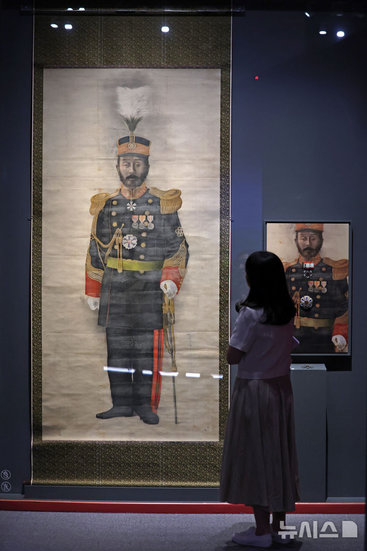 [서울=뉴시스] 박진희 기자 = 국립민속박물관은 27일 서울 종로구 박물관에서 특별전 '오늘도, 기념: 우리가 기념품을 간직하는 이유' 언론간담회를 갖고 '이용익 초상화' 전시품을 선보이고 있다. 이번 특별전은 기념품의 문화사로 본 한국 사회 다양한 기념의 목적 조명한다. 2025.05.27. pak7130@newsis.com