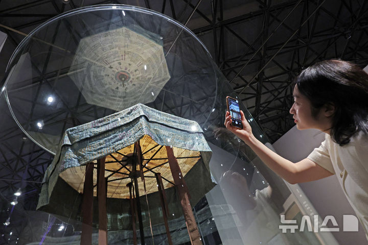 [서울=뉴시스] 박진희 기자 = 국립민속박물관은 27일 서울 종로구 박물관에서 특별전 '오늘도, 기념: 우리가 기념품을 간직하는 이유' 언론간담회를 갖고 전시품 '만인산'을 선보이고 있다. 만인산은 초산부현재 평안북도 초산군의 부사를 지낸 이만기(李晩耆, 1825~1888)의 공덕을 기리기 위해, 마을 사람들이 바친 기념품이다. 우산 형태의 천에는 제작에 참여한 2,091명의 이름이 수놓아져 있어 공로에 대한 존경의 마음이 담겨 있다. 2025.05.27. pak7130@newsis.com