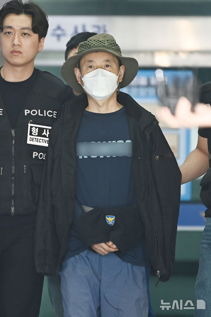 [시흥=뉴시스] 김종택 기자 = 둔기와 흉기로 2명을 살해하고 2명을 다치게 한 혐의를 받는 중국동포 차철남(56)이 27일 경기 시흥경찰서에서 살인 및 살인미수 혐의로 검찰로 구속 송치되고 있다. 2025.05.27. jtk@newsis.com