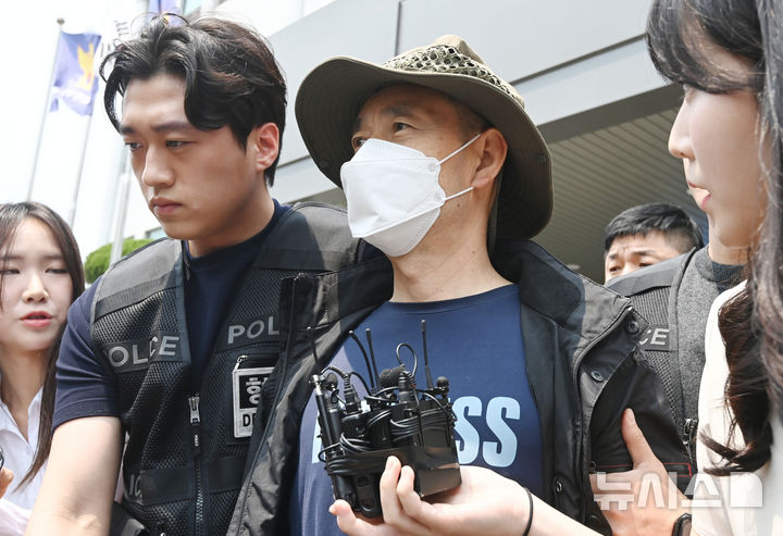 [시흥=뉴시스] 김종택 기자 = 둔기와 흉기로 2명을 살해하고 2명을 다치게 한 혐의를 받는 중국동포 차철남(56)이 27일 경기 시흥경찰서에서 살인 및 살인미수 혐의로 검찰로 구속 송치되고 있다. 2025.05.27. jtk@newsis.com