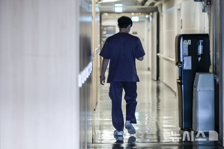 [서울=뉴시스] 정병혁 기자 =지난 27일 서울시내 대학병원 전공의 전용공간에서 의료진이 이동하는 모습. 2025.05.27. jhope@newsis.com