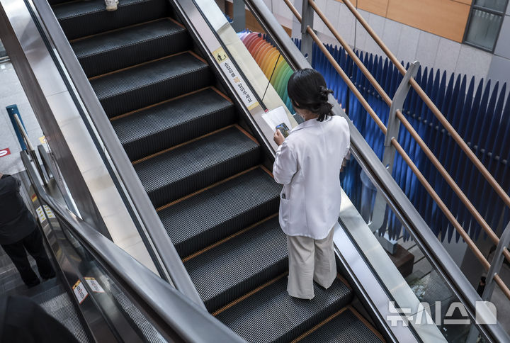 [서울=뉴시스] 정병혁 기자 = 27일 서울시내 대학병원에서 의료진이 이동하고 있다. 2025.05.27. jhope@newsis.com