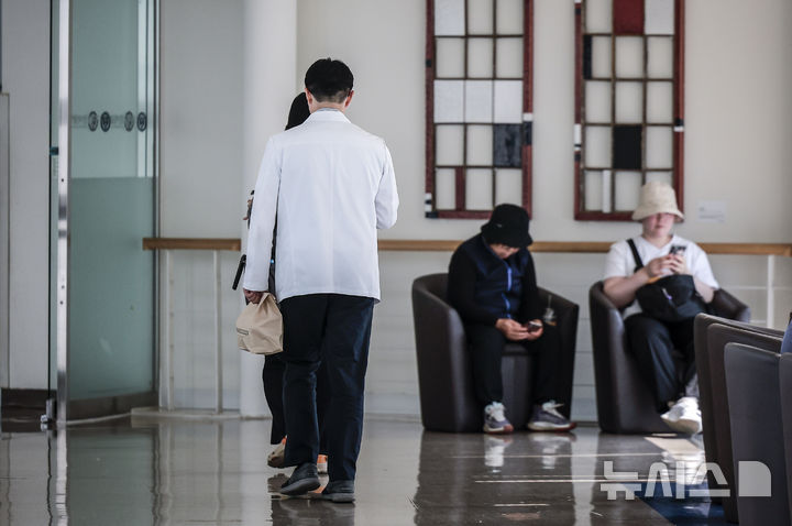 [서울=뉴시스] 정병혁 기자 = 서울시내 대학병원에서 의료진이 이동하고 있다. 2025.05.27. jhope@newsis.com <사진은 기사와 직접 관련 없음>