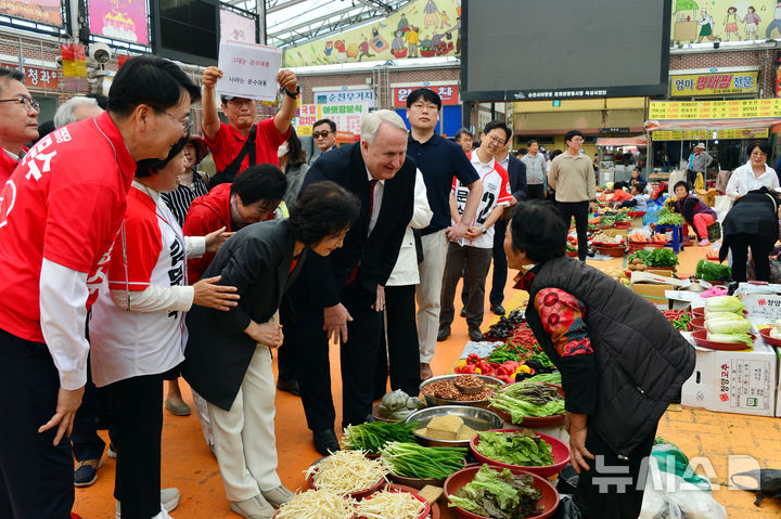 [순천=뉴시스] 김석훈 기자 = 김문수 국민의힘 대선 후보 배우자 설난영 여사가 27일 순천 아랫장을 방문해 상인들과 인사하고 있다. 2025.05.27. kim@newsis.com