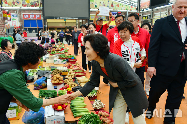 [순천=뉴시스] 김석훈 기자 = 김문수 국민의힘 대선 후보 배우자 설난영 여사가 27일 순천 아랫장을 방문해 상인들과 인사하고 있다. 2025.05.27. kim@newsis.com