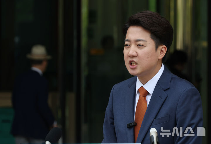 [서울=뉴시스] 고승민 기자 = 이준석 개혁신당 대선 후보가 27일 서울 여의도 국회 소통관 앞에서 단일화 관련 기자회견을 하고 있다. 2025.05.27. kkssmm99@newsis.com