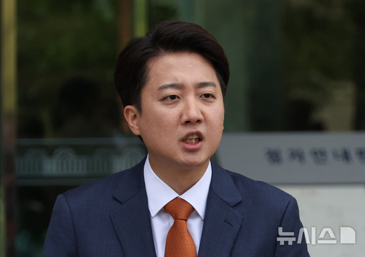 [서울=뉴시스] 고승민 기자 = 이준석 개혁신당 대선 후보가 27일 서울 여의도 국회 소통관 앞에서 단일화 관련 기자회견을 하고 있다. 2025.05.27. kkssmm99@newsis.com