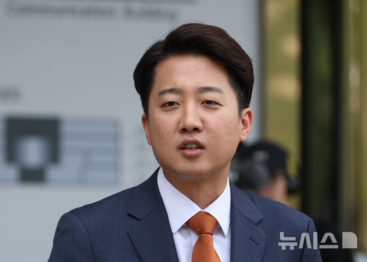 [서울=뉴시스] 고승민 기자 = 이준석 개혁신당 대선 후보가 27일 서울 여의도 국회 소통관 앞에서 단일화 관련 기자회견을 하고 있다. 2025.05.27. kkssmm99@newsis.com