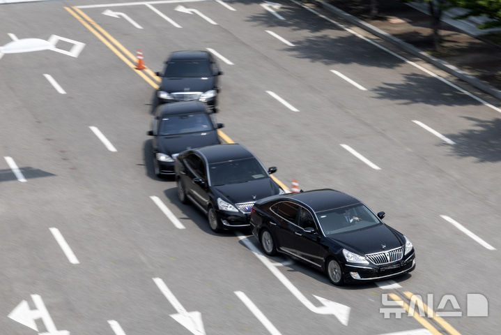 [서울=뉴시스] 고범준 기자 = 대통령경호처 경호관들이 제21대 대통령 취임식을 여드레 앞둔 27일 서울 강서구 경호안전교육원에서 차량 퍼레이드 장애물 기동훈련을 하고 있다. 2025.05.23. bjko@newsis.com