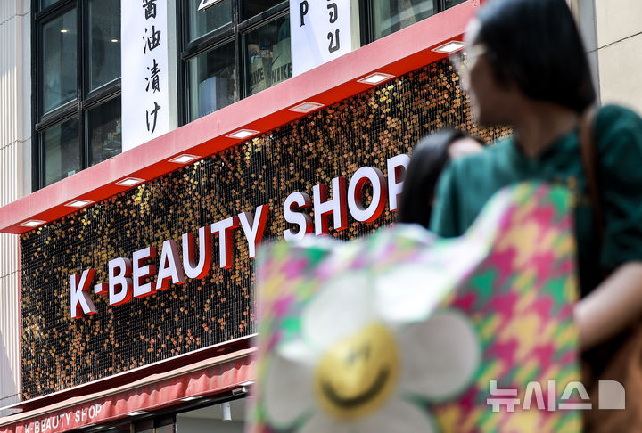 [서울=뉴시스] 정병혁 기자 = 27일 서울 중구 명동에 위치한 화장품 매장을 찾은 외국인 여행객들이 화장품을 살펴보고 있다. 2025.05.27. jhope@newsis.com