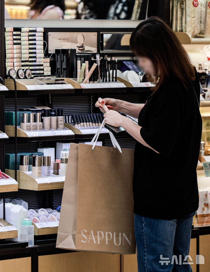 [서울=뉴시스] 정병혁 기자 = 27일 서울 중구 명동에 위치한 화장품 매장을 찾은 외국인 여행객들이 화장품을 살펴보고 있다. 2025.05.27. jhope@newsis.com