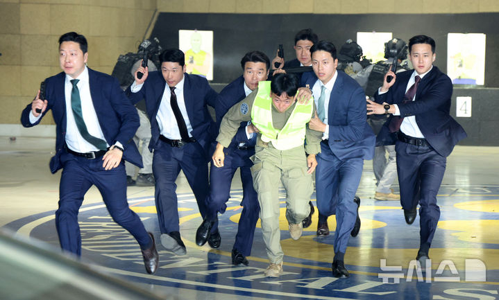 [서울=뉴시스] 고범준 기자 = 27일 서울 강서구 경호안전교육원에서 대통령경호처 경호관들이 제21대 대통령 취임식을 앞두고 위기 대응 종합조치 훈련을 하고 있다. 2025.05.27. bjko@newsis.com