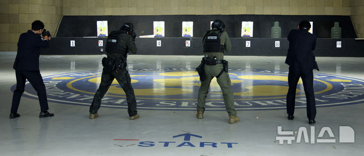 [서울=뉴시스] 고범준 기자 = 27일 서울 강서구 경호안전교육원에서 대통령경호처 경호관들이 제21대 대통령 취임식을 앞두고 사격훈련을 하고 있다. 2025.05.27. bjko@newsis.com