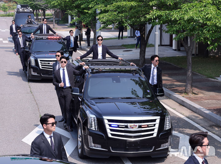 [서울=뉴시스] 고범준 기자 = 27일 서울 강서구 경호안전교육원에서 대통령경호처 경호관들이 제21대 대통령 취임식을 앞두고 차량 퍼레이드 훈련을 하고 있다. 2025.05.27. bjko@newsis.com