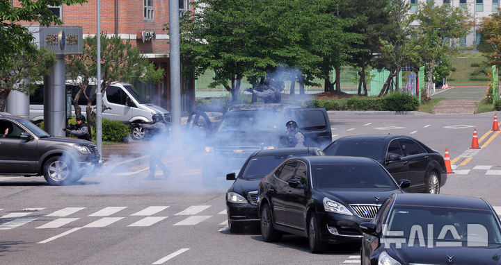 [서울=뉴시스] 고범준 기자 = 27일 서울 강서구 경호안전교육원에서 대통령경호처 경호관들이 제21대 대통령 취임식을 앞두고 장애물 및 강습차량 회피 기동훈련을 하고 있다. 2025.05.27. bjko@newsis.com
