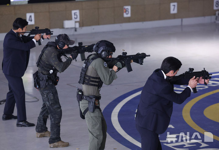 [서울=뉴시스] 고범준 기자 = 27일 서울 강서구 경호안전교육원에서 대통령경호처 경호관들이 제21대 대통령 취임식을 앞두고 사격훈련을 하고 있다. 2025.05.27. bjko@newsis.com