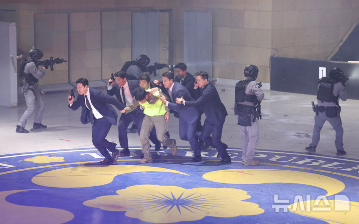 [서울=뉴시스] 고범준 기자 = 27일 서울 강서구 경호안전교육원에서 대통령경호처 경호관들이 제21대 대통령 취임식을 앞두고 위기 대응 종합조치 훈련을 하고 있다. 2025.05.27. bjko@newsis.com