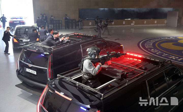 [서울=뉴시스] 고범준 기자 = 27일 서울 강서구 경호안전교육원에서 대통령경호처 경호관들이 제21대 대통령 취임식을 앞두고 위기 대응 종합조치 훈련을 하고 있다. 2025.05.27. bjko@newsis.com