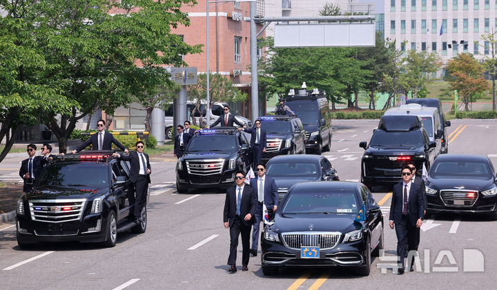 [서울=뉴시스] 고범준 기자 = 27일 서울 강서구 경호안전교육원에서 대통령경호처 경호관들이 제21대 대통령 취임식을 앞두고 차량 퍼레이드 훈련을 하고 있다. 2025.05.27. bjko@newsis.com