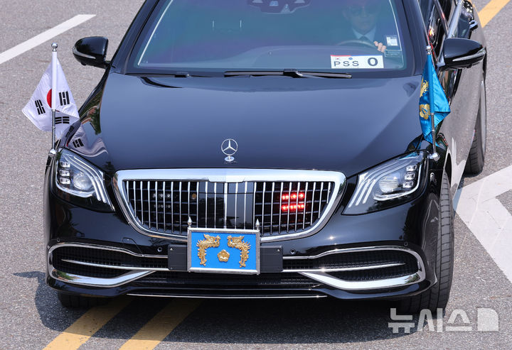 [서울=뉴시스] 고범준 기자 = 27일 서울 강서구 경호안전교육원에서 대통령경호처 경호관들이 제21대 대통령 취임식을 앞두고 차량 퍼레이드 훈련을 하고 있다. 2025.05.27. bjko@newsis.com