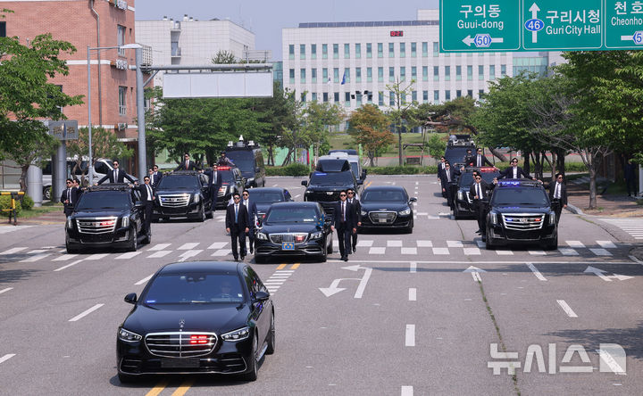 [서울=뉴시스] 고범준 기자 = 27일 서울 강서구 경호안전교육원에서 대통령경호처 경호관들이 제21대 대통령 취임식을 앞두고 차량 퍼레이드 훈련을 하고 있다. 2025.05.27. bjko@newsis.com