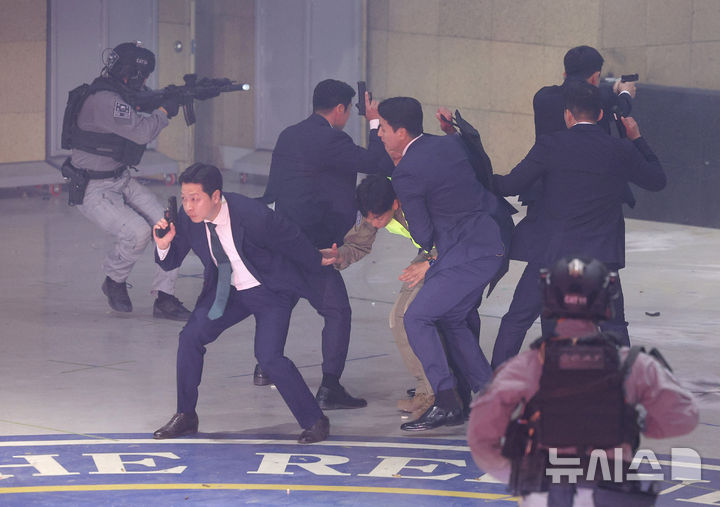 [서울=뉴시스] 고범준 기자 = 27일 서울 강서구 경호안전교육원에서 대통령경호처 경호관들이 제21대 대통령 취임식을 앞두고 위기 대응 종합조치 훈련을 하고 있다. 2025.05.27. bjko@newsis.com