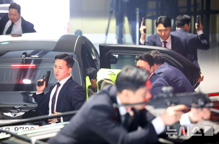 [서울=뉴시스] 고범준 기자 = 27일 서울 강서구 경호안전교육원에서 대통령경호처 경호관들이 제21대 대통령 취임식을 앞두고 위기 대응 종합조치 훈련을 하고 있다. 2025.05.27. bjko@newsis.com