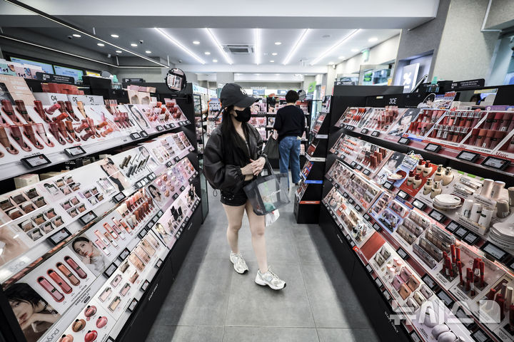 [서울=뉴시스] 정병혁 기자 = 27일 서울 중구 명동에 위치한 화장품 매장을 찾은 외국인 여행객들이 화장품을 살펴보고 있다. 2025.05.27. jhope@newsis.com