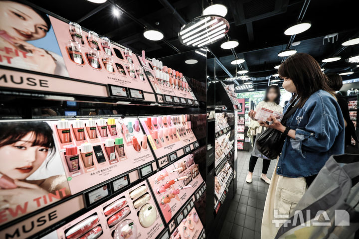 [서울=뉴시스] 정병혁 기자 =지난 5월 27일 서울 중구 명동에 위치한 화장품 매장을 찾은 외국인 여행객들이 화장품을 살펴보고 있다.&nbsp; 2025.11.27. jhope@newsis.com