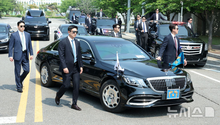 [서울=뉴시스] 고범준 기자 = 27일 서울 강서구 경호안전교육원에서 대통령경호처 경호관들이 제21대 대통령 취임식을 앞두고 차량 퍼레이드 훈련을 하고 있다. 2025.05.27. bjko@newsis.com