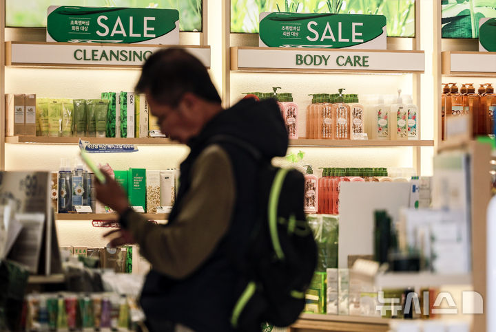 [서울=뉴시스] 정병혁 기자 = 27일 서울 중구 명동에 위치한 화장품 매장을 찾은 외국인 여행객들이 화장품을 살펴보고 있다. 2025.05.27. jhope@newsis.com