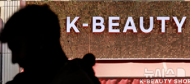 [서울=뉴시스] 정병혁 기자 = 27일 서울 중구 명동을 찾은 외국인 여행객들이 화장품 매장 앞을 지나고 있다. 지난해 국내 화장품 생산액이 17조원으로 사상 최대 실적을 기록했다. 화장품 수출은 102억 달러로 독일을 제치고 세계 3위로 올라섰다. '2024년 화장품 생산·수출·수입 통계'에 따르면 지난해 국내 화장품 생산 실적은 전년(14조5102억원) 대비 20.9% 증가한 17조5426억원을 기록했다. 지난해 수출실적은 전년(85억 달러)보다 20.3% 증가한 102억 달러(약 13조8819억원)로 집계돼 사상 최대 실적을 나타냈다. 2025.05.27. jhope@newsis.com