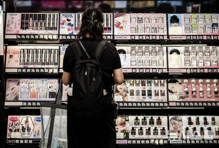 [서울=뉴시스] 정병혁 기자 = 27일 서울 중구 명동에 위치한 화장품 매장을 찾은 외국인 여행객들이 화장품을 살펴보고 있다. 2025.05.27. jhope@newsis.com