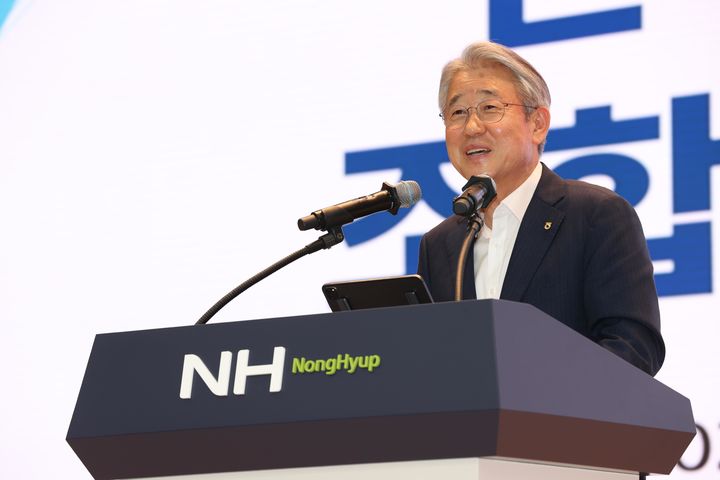 [서울=뉴시스] 강호동 농협중앙회장이 27일 서울 중구 농협중앙회에서 열린 '2025년 전국후계농업경영인조합장협의회 정기총회'에서 축사하고 있다. (사진=농협중앙회 제공) 2025.05.27. photo@newsis.com *재판매 및 DB 금지