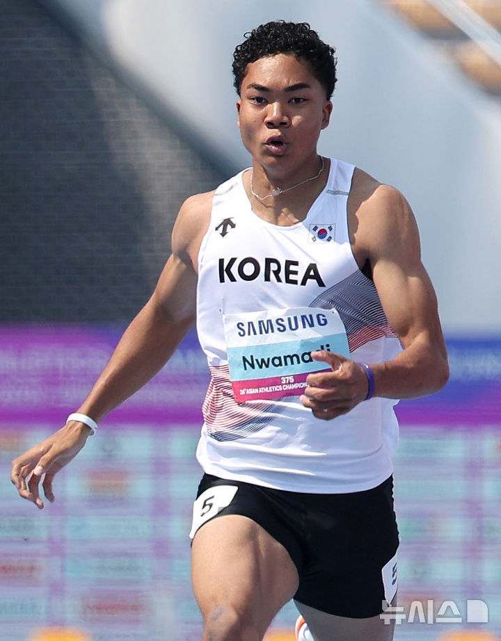 [구미=뉴시스] 이무열 기자 = 나마디 조엘진(예천군청)이 27일 경북 구미시민운동장에서 열린 2025 구미 아시아육상경기선수권대회 남자 100m 예선에서 역주하고 있다. 나마디 조엘진(예천군청)은 10.381초로 준결승에 진출한다. 2025.05.27. lmy@newsis.com