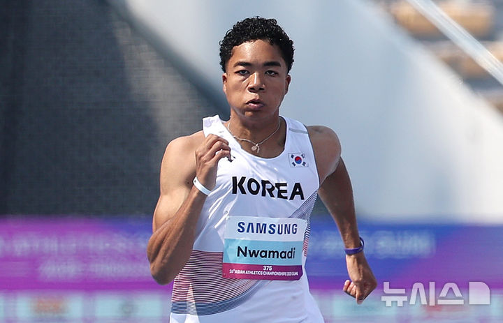 [구미=뉴시스] 이무열 기자 = 나마디 조엘진(예천군청)이 27일 경북 구미시민운동장에서 열린 2025 구미 아시아육상경기선수권대회 남자 100m 예선에서 역주하고 있다.&nbsp;&nbsp; 나마디 조엘진(예천군청)은 10.381초로 준결승에 진출한다. 2025.05.27. lmy@newsis.com