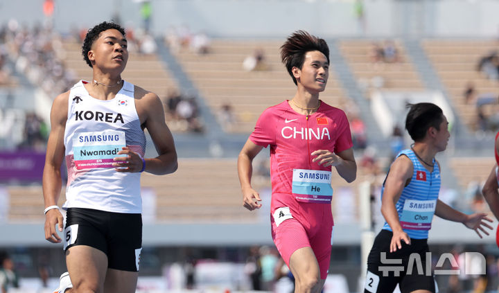 [구미=뉴시스] 이무열 기자 = 나마디 조엘진(예천군청)이 27일 경북 구미시민운동장에서 열린 2025 구미 아시아육상경기선수권대회 남자 100m 예선에서 역주하고 있다.&nbsp;&nbsp; 나마디 조엘진(예천군청)은 10.381초로 준결승에 진출한다. 2025.05.27. lmy@newsis.com