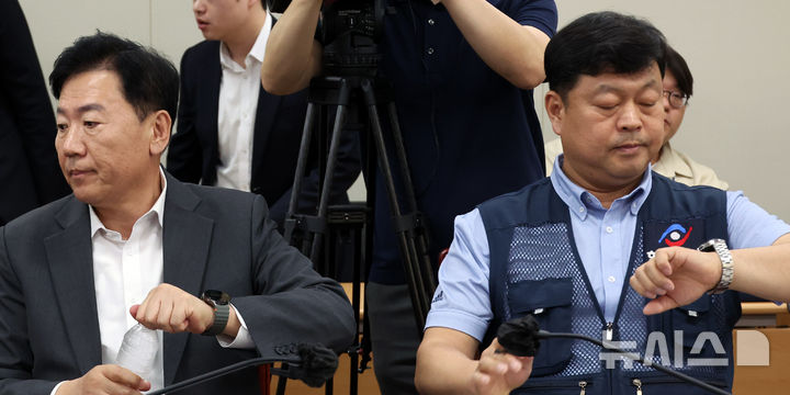 [세종=뉴시스] 강종민 기자 = 지난 27일 세종시 정부세종청사에서 열린 최저임금위원회 제2차 전원회의에서 류기섭 근로자 위원과 류기정 사용자 위원의 시선이 엇갈리고 있다. 2025.05.27. ppkjm@newsis.com