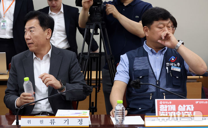 [세종=뉴시스] 강종민 기자 = 27일 세종시 정부세종청사에서 열린 최저임금위원회 제2차 전원회의에서 류기섭 근로자 위원과 류기정 사용자 위원의 시선이 엇갈리고 있다. 2025.05.27. ppkjm@newsis.com