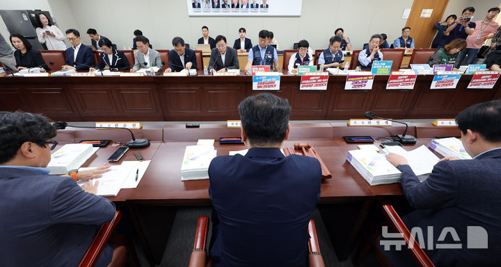 [세종=뉴시스] 강종민 기자 = 27일 세종시 정부세종청사에서 열린 최저임금위원회 제2차 전원회의에서 위원들이 발언하고 있다. 2025.05.27. ppkjm@newsis.com