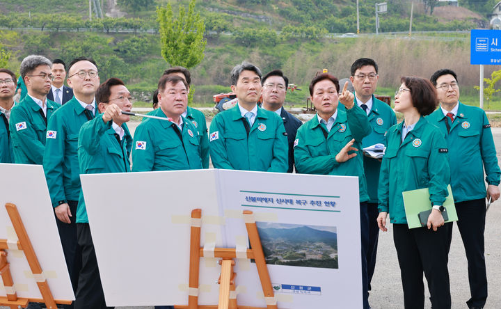 [서울=뉴시스] 고범준 기자 = 이주호 대통령 권한대행 부총리 겸 교육부 장관이 27일 경남 한국선비문화연구원을 방문해 관계자로부터 상황 설명을 듣고 있다. (사진=교육부 제공) 2025.05.27. photo@newsis.com *재판매 및 DB 금지