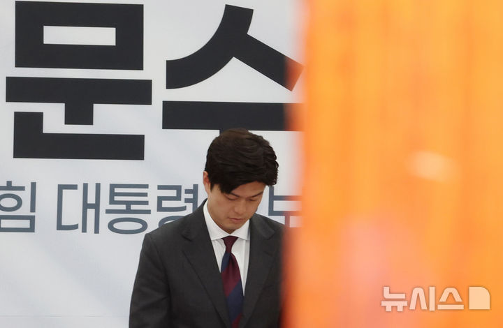 [서울=뉴시스] 고승민 기자 = 국민의힘 김용태 비상대책위원장이 27일 서울 여의도 국회에서 당헌·당규 개정을 위해 열린 비상대책위원회의에 참석하고 있다. 2025.05.27. kkssmm99@newsis.com