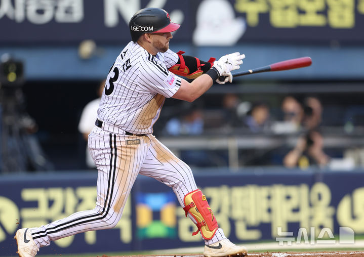 [서울=뉴시스] 이영환 기자 = 27일 오후 서울 송파구 잠실야구장에서 열린 2025 프로야구 한화 이글스와 LG 트윈스의 경기, 3회말 LG 선두타자 오스틴 딘이 3루수 파울 플라이를 날리고 있다. 2025.05.27. 20hwan@newsis.com