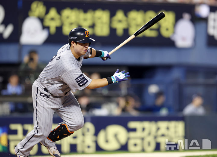 [서울=뉴시스] 이영환 기자 = 27일 오후 서울 송파구 잠실야구장에서 열린 2025 프로야구 한화 이글스와 LG 트윈스의 경기, 6회초 2사 2루에서 한화 노시환이 1타점 안타를 날리고 있다. 2025.05.27. 20hwan@newsis.com